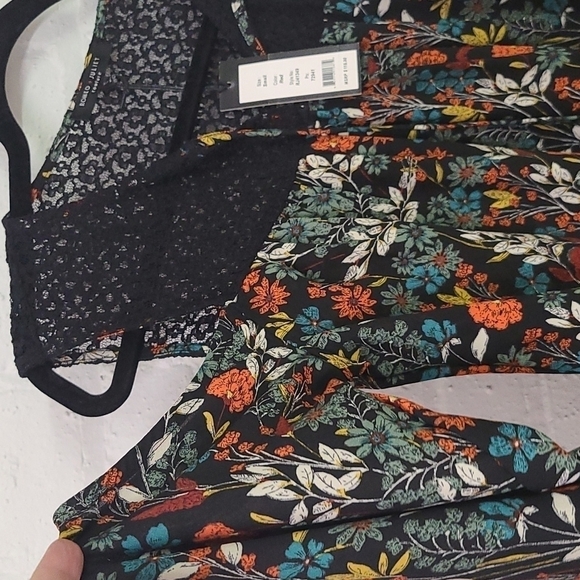 NWT  ROMEO AND JULIET COUTURE COLD SHOULDER SM Black Floral - Picture 4 of 10